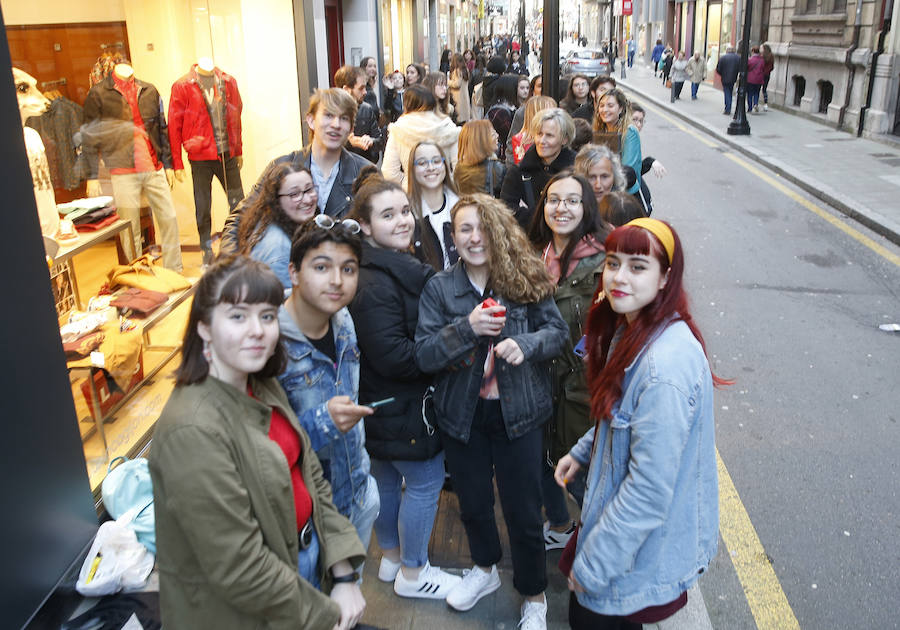 Decenas de personas aguardan desde primera hora de la tarde para a las puertas del Teatro Albéniz de Gijón, donde antes de las 22 horas comenzará el concierto de Alfred. 