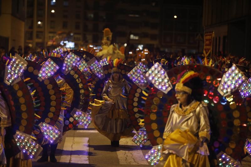 Las calles de Mieres acogieron anoche el desfile del 'Gran Antroxu' del concejo, que llega con una semana de retraso para que la celebración no coincidiese con la huelga del pasado 8 de marzo, día internacional de la mujer. La caravana de disfraces y color partió de La Mayacina hasta el Parque de Jovellanos. También hubo cortejo a 'La Truchona Escanciadora del Caudal' en el carro mortuorio, con acompañamiento de los fantasmas y charangas.