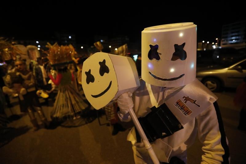 Las calles de Mieres acogieron anoche el desfile del 'Gran Antroxu' del concejo, que llega con una semana de retraso para que la celebración no coincidiese con la huelga del pasado 8 de marzo, día internacional de la mujer. La caravana de disfraces y color partió de La Mayacina hasta el Parque de Jovellanos. También hubo cortejo a 'La Truchona Escanciadora del Caudal' en el carro mortuorio, con acompañamiento de los fantasmas y charangas.