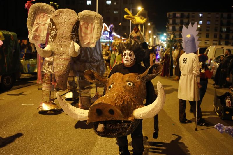 Las calles de Mieres acogieron anoche el desfile del 'Gran Antroxu' del concejo, que llega con una semana de retraso para que la celebración no coincidiese con la huelga del pasado 8 de marzo, día internacional de la mujer. La caravana de disfraces y color partió de La Mayacina hasta el Parque de Jovellanos. También hubo cortejo a 'La Truchona Escanciadora del Caudal' en el carro mortuorio, con acompañamiento de los fantasmas y charangas.