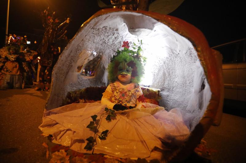 Las calles de Mieres acogieron anoche el desfile del 'Gran Antroxu' del concejo, que llega con una semana de retraso para que la celebración no coincidiese con la huelga del pasado 8 de marzo, día internacional de la mujer. La caravana de disfraces y color partió de La Mayacina hasta el Parque de Jovellanos. También hubo cortejo a 'La Truchona Escanciadora del Caudal' en el carro mortuorio, con acompañamiento de los fantasmas y charangas.