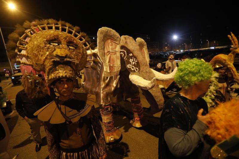 Las calles de Mieres acogieron anoche el desfile del 'Gran Antroxu' del concejo, que llega con una semana de retraso para que la celebración no coincidiese con la huelga del pasado 8 de marzo, día internacional de la mujer. La caravana de disfraces y color partió de La Mayacina hasta el Parque de Jovellanos. También hubo cortejo a 'La Truchona Escanciadora del Caudal' en el carro mortuorio, con acompañamiento de los fantasmas y charangas.