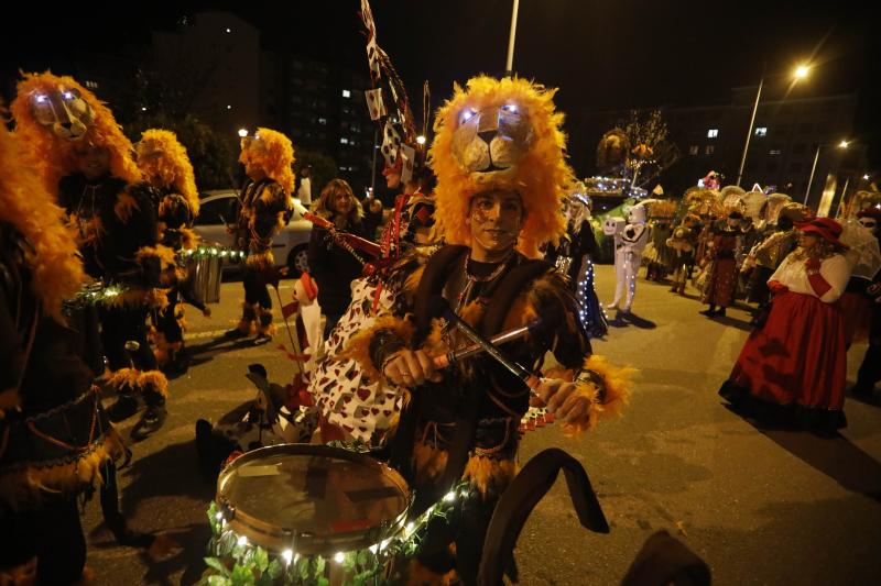 Las calles de Mieres acogieron anoche el desfile del 'Gran Antroxu' del concejo, que llega con una semana de retraso para que la celebración no coincidiese con la huelga del pasado 8 de marzo, día internacional de la mujer. La caravana de disfraces y color partió de La Mayacina hasta el Parque de Jovellanos. También hubo cortejo a 'La Truchona Escanciadora del Caudal' en el carro mortuorio, con acompañamiento de los fantasmas y charangas.