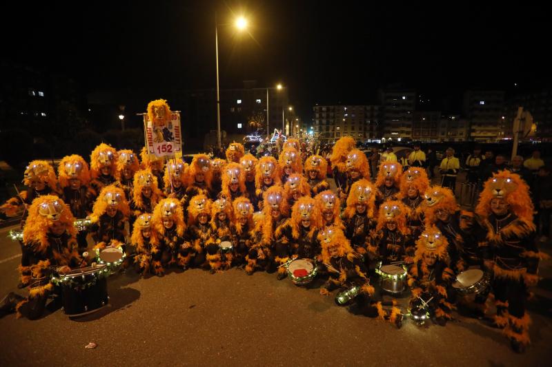 Las calles de Mieres acogieron anoche el desfile del 'Gran Antroxu' del concejo, que llega con una semana de retraso para que la celebración no coincidiese con la huelga del pasado 8 de marzo, día internacional de la mujer. La caravana de disfraces y color partió de La Mayacina hasta el Parque de Jovellanos. También hubo cortejo a 'La Truchona Escanciadora del Caudal' en el carro mortuorio, con acompañamiento de los fantasmas y charangas.