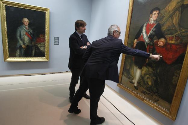 El director del Museo de Arte Moderno y Contemporáneo de Santander, Salvador Carretero, señala la obra ante Alfonso Palacio. 