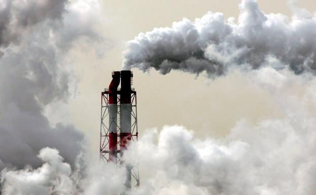 Chimenea de una fábrica de Kawasaki. 