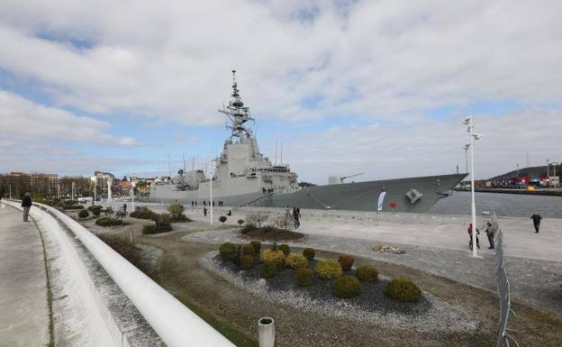 La fragata 'Cristobal Colón', en el puerto de Avilés. 