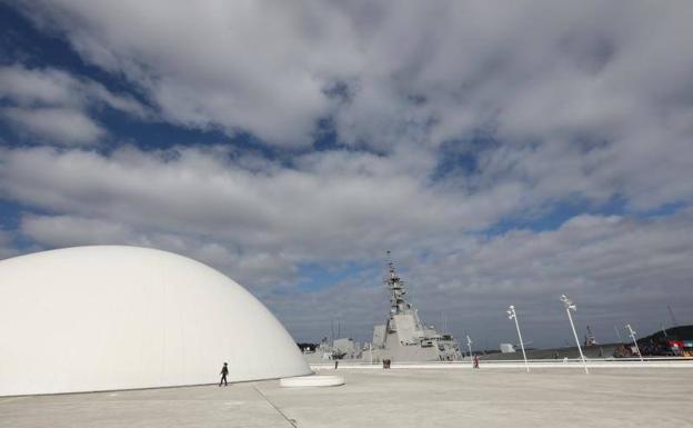 La fragata, con la cúpula del centro Niemeyer al lado. 