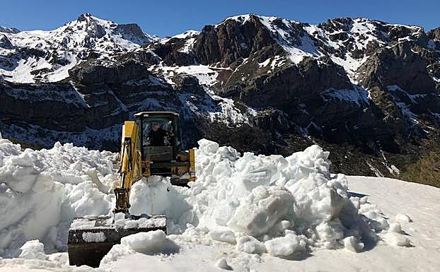 Una pala retira la nieve en el alto de La Farrapona.