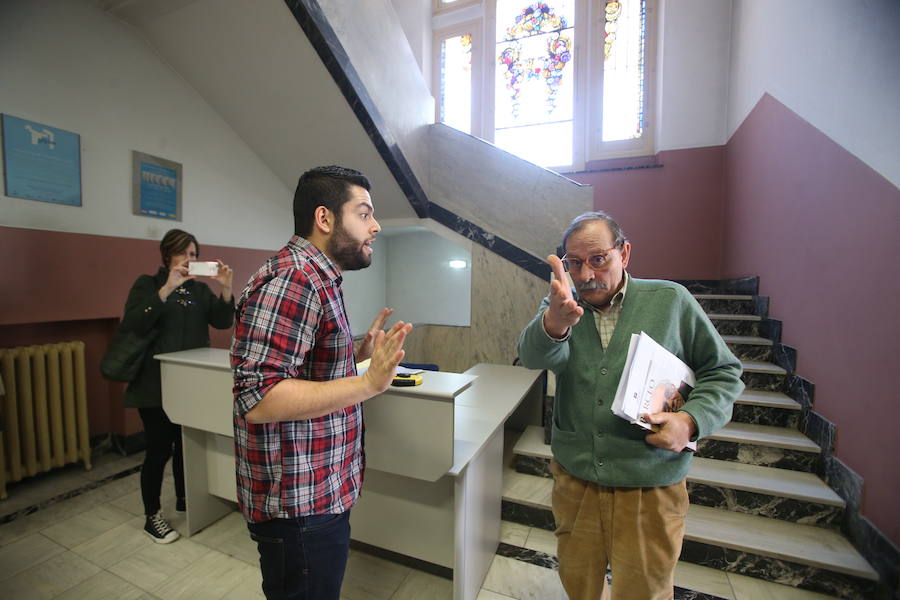 Tensa llegada del concejal a la Fundación Gustavo Bueno. 