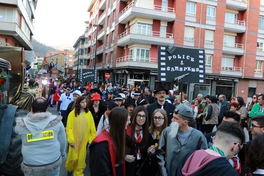 La Montaña Central de Asturias despide las fiestas del carnaval con el desfile del Antroxu de Pola Lena