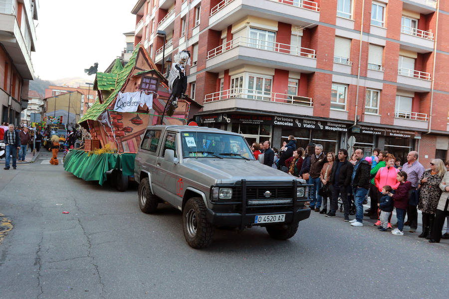 La Montaña Central de Asturias despide las fiestas del carnaval con el desfile del Antroxu de Pola Lena