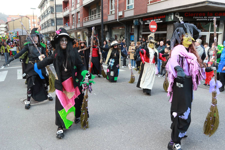 La Montaña Central de Asturias despide las fiestas del carnaval con el desfile del Antroxu de Pola Lena