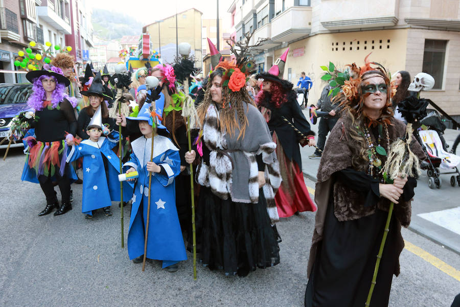 La Montaña Central de Asturias despide las fiestas del carnaval con el desfile del Antroxu de Pola Lena