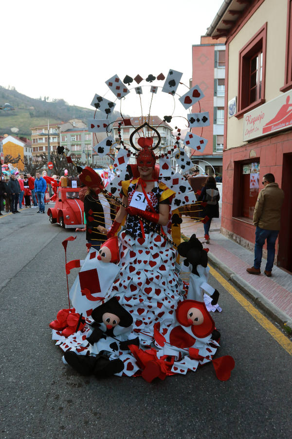 La Montaña Central de Asturias despide las fiestas del carnaval con el desfile del Antroxu de Pola Lena