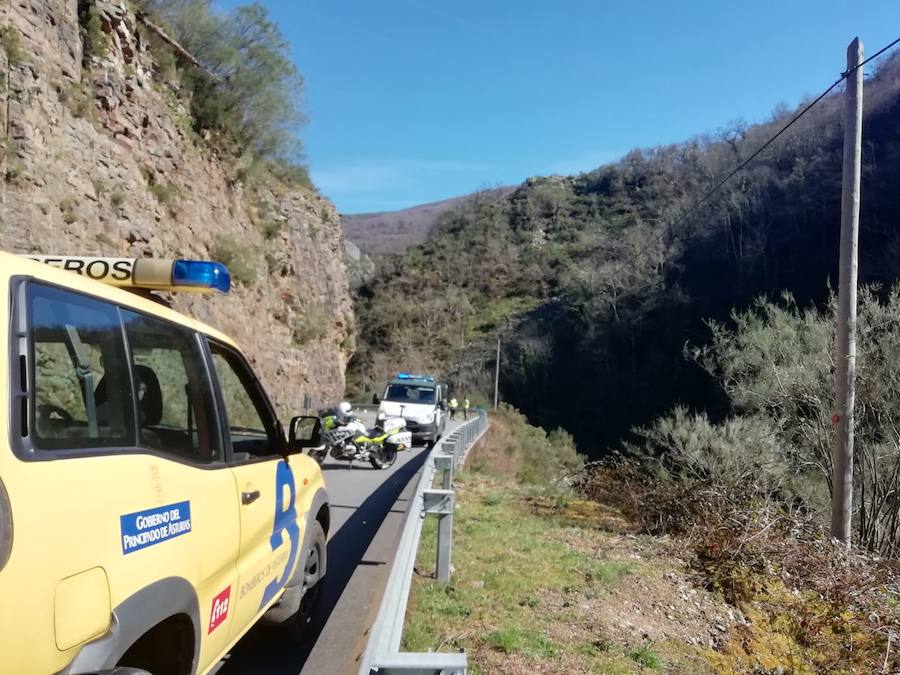 Un motorista de 44 años ha perdido la vida en un accidente ocurrido en la carretera AS-29, en el acceso al puerto del Pozo de las Mujeres Muertas, entre Cangas del Narcea e Ibias.