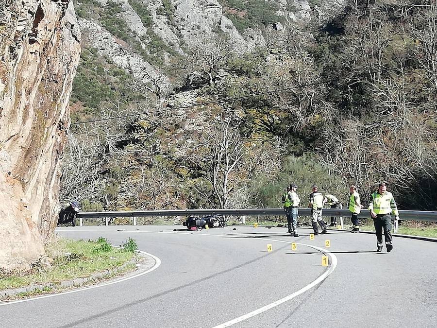 Un motorista de 44 años ha perdido la vida en un accidente ocurrido en la carretera AS-29, en el acceso al puerto del Pozo de las Mujeres Muertas, entre Cangas del Narcea e Ibias.