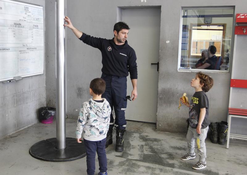 Los bomberos de Gijón celebran a su patrona abriendo las depedencias del parque a la ciudadanía. Quienes más disfrutan de la visita son los pequeños, que no dudan en experimentar con cada una de las herramientas de trabajo de estos profesionales.