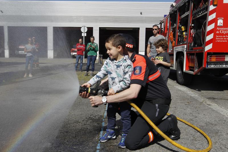 Los bomberos de Gijón celebran a su patrona abriendo las depedencias del parque a la ciudadanía. Quienes más disfrutan de la visita son los pequeños, que no dudan en experimentar con cada una de las herramientas de trabajo de estos profesionales.