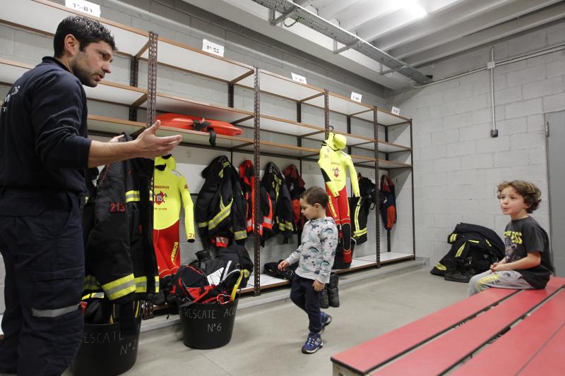 Los bomberos de Gijón celebran a su patrona abriendo las depedencias del parque a la ciudadanía. Quienes más disfrutan de la visita son los pequeños, que no dudan en experimentar con cada una de las herramientas de trabajo de estos profesionales.