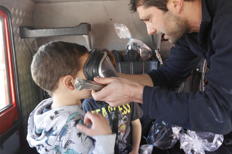 Los bomberos de Gijón celebran a su patrona abriendo las depedencias del parque a la ciudadanía. Quienes más disfrutan de la visita son los pequeños, que no dudan en experimentar con cada una de las herramientas de trabajo de estos profesionales.