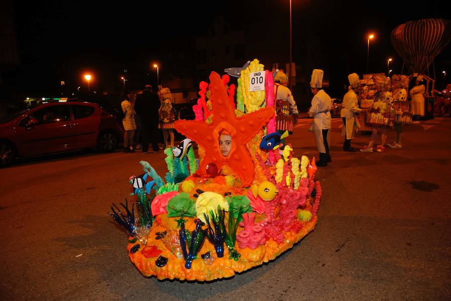 Un animado concurso de charangas y un divertido desfile de disfraces han puesto el broche al Carnaval de Villaviciosa, que un año más ha congregado a centenares de personas.