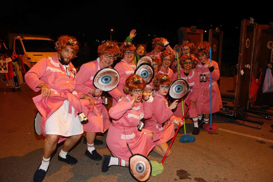 Un animado concurso de charangas y un divertido desfile de disfraces han puesto el broche al Carnaval de Villaviciosa, que un año más ha congregado a centenares de personas.