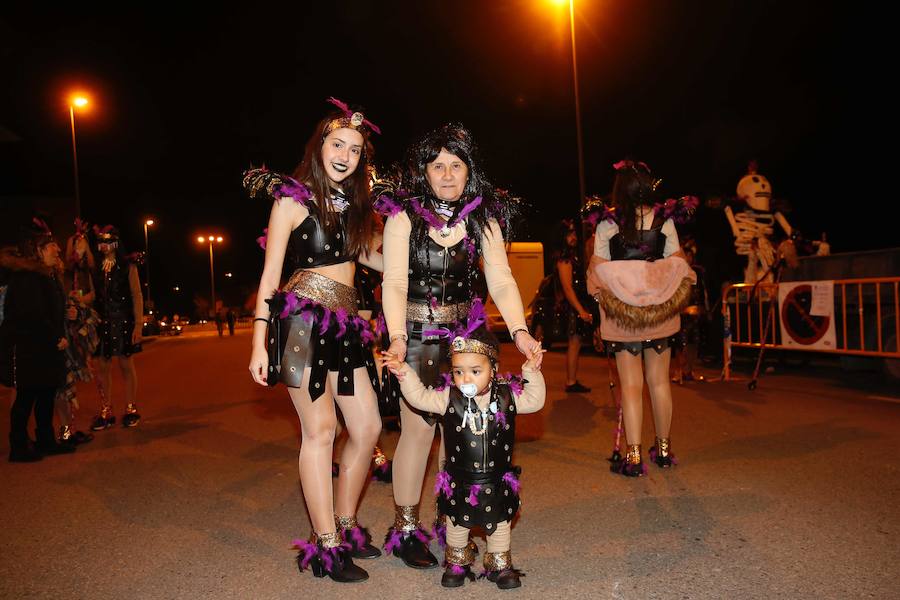 Un animado concurso de charangas y un divertido desfile de disfraces han puesto el broche al Carnaval de Villaviciosa, que un año más ha congregado a centenares de personas.