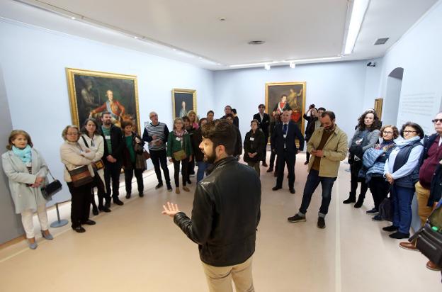 Samuel Alarcón, durante su visita guiada a la exposición dedicada a Goya en el Museo de Bellas Artes. 