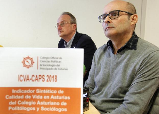 Jacobo Blanco y Antón González, con el documento presentado en Oviedo. 