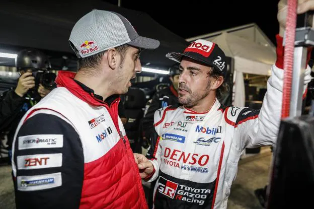 El ovetense Fernando Alonso, junto a su compañero suizo Sebastien Buemi. 