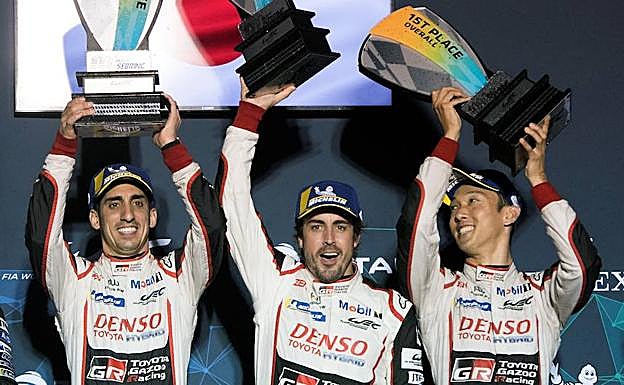 Fernando Alonso, en el centro, junto a Buemi (izda.) y Nakajima (dcha.), ganadores de las 1.000 milas de Sebring.