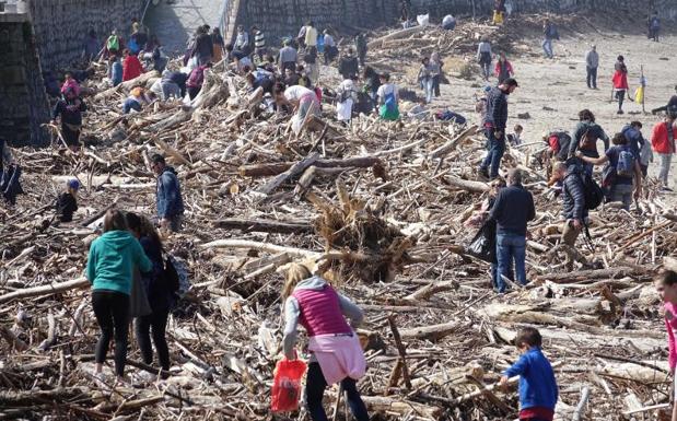 Retiran casi dos toneladas de plásticos de la playa de Ribadesella