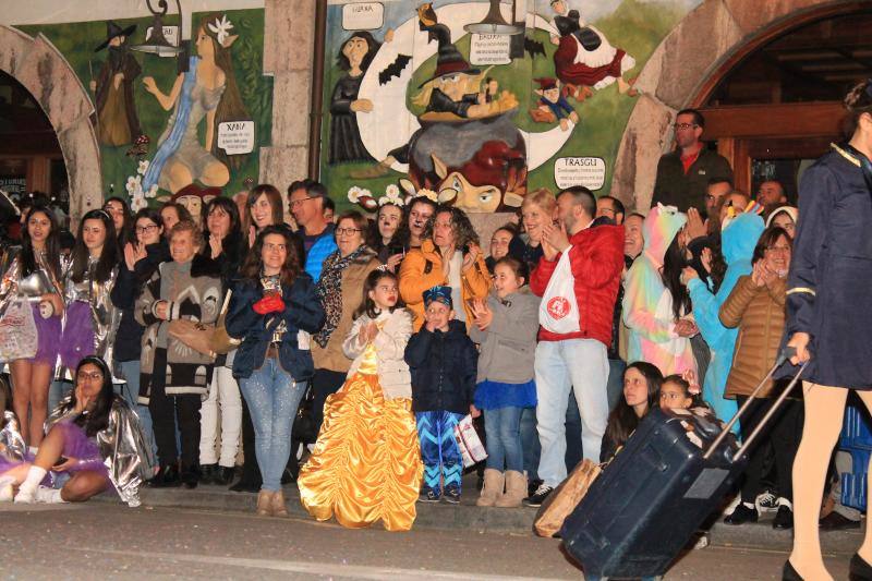 Los riosellanos 'Marejada en Toriellu' se llevaron el primer premio en carrozas con su colorido y original mundo marino.