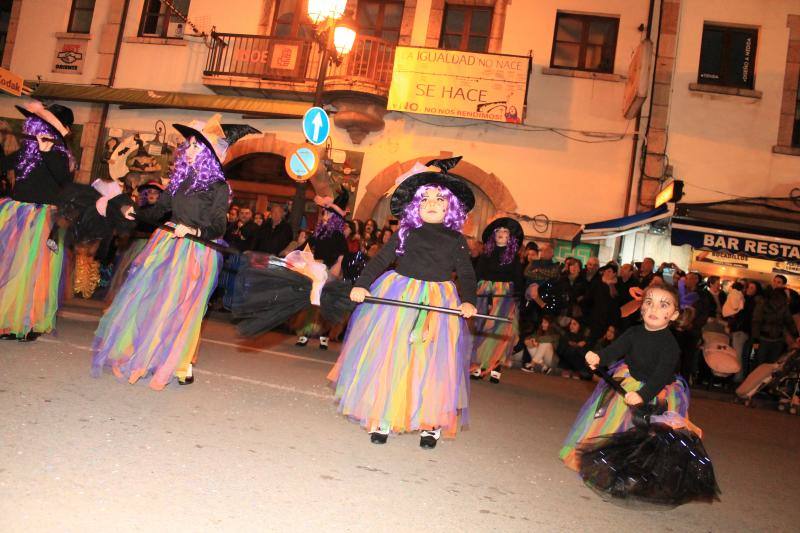 Los riosellanos 'Marejada en Toriellu' se llevaron el primer premio en carrozas con su colorido y original mundo marino.