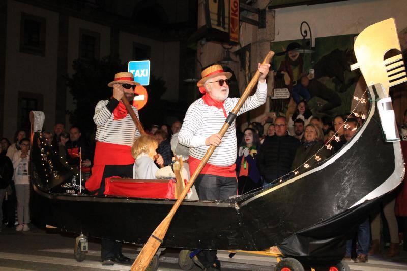 Los riosellanos 'Marejada en Toriellu' se llevaron el primer premio en carrozas con su colorido y original mundo marino.