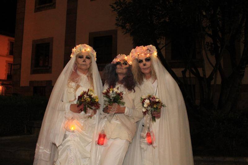 Los riosellanos 'Marejada en Toriellu' se llevaron el primer premio en carrozas con su colorido y original mundo marino.