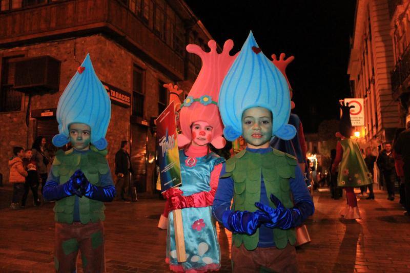 Los riosellanos 'Marejada en Toriellu' se llevaron el primer premio en carrozas con su colorido y original mundo marino.