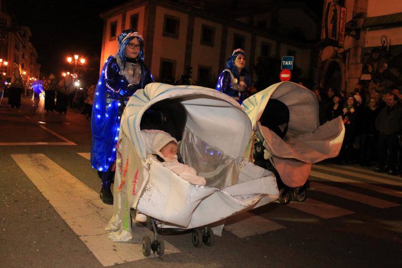 Los riosellanos 'Marejada en Toriellu' se llevaron el primer premio en carrozas con su colorido y original mundo marino.