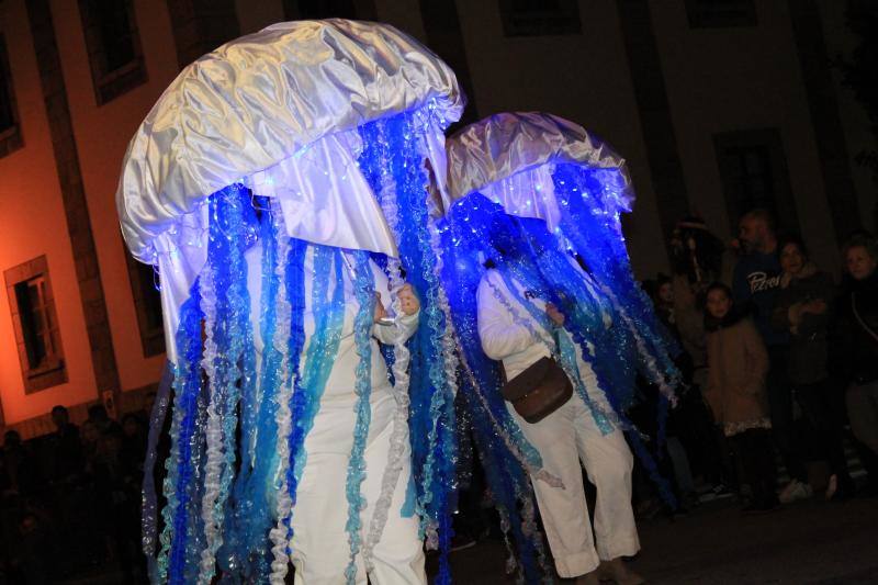 Los riosellanos 'Marejada en Toriellu' se llevaron el primer premio en carrozas con su colorido y original mundo marino.