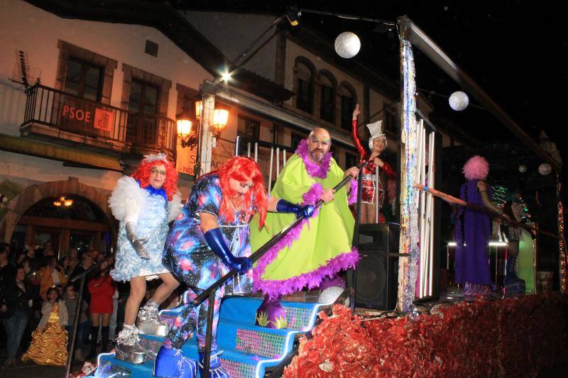 Los riosellanos 'Marejada en Toriellu' se llevaron el primer premio en carrozas con su colorido y original mundo marino.