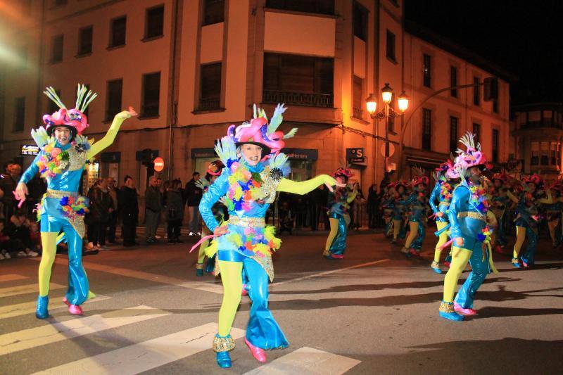 Los riosellanos 'Marejada en Toriellu' se llevaron el primer premio en carrozas con su colorido y original mundo marino.