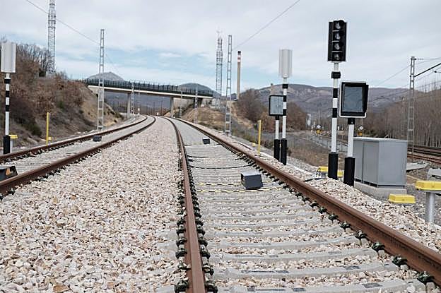 Inútil. Esta vía, montada en 2015 al inicio de la variante y aún sin usar, tiene que ser levantada para cambiar traviesas y carriles.