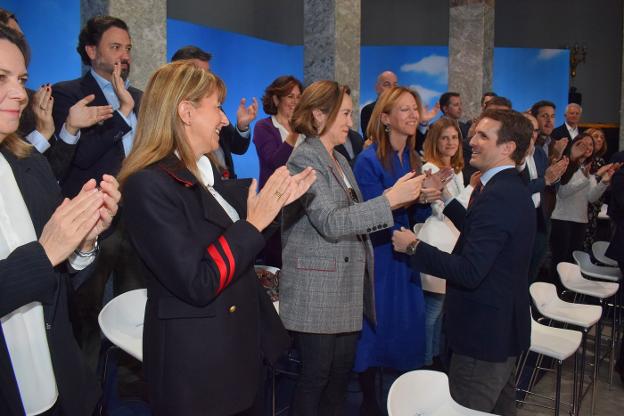 Casado saluda a los candidatos del PP a las generales. En primer plano, con americana azul, Paloma Gázquez. 