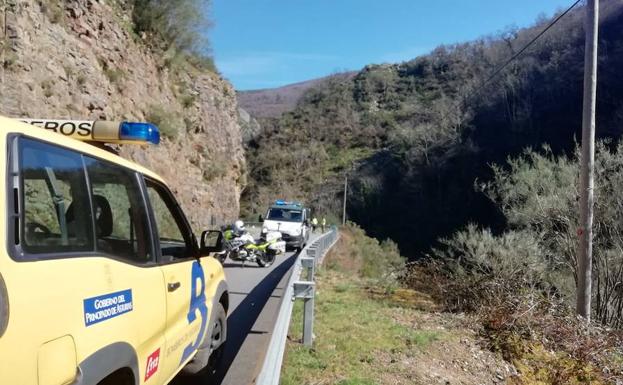 Dotaciones de bomberos y Guardia Civil en el lugar del accidente.