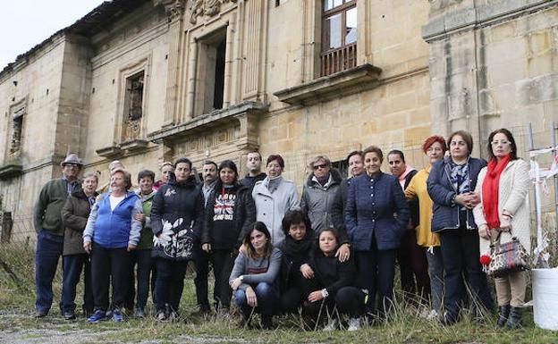 El mal estado del Palacio de la Torre de Celles, objetivo de la asociación San Juan Bautista desde hace nada menos que doce años.