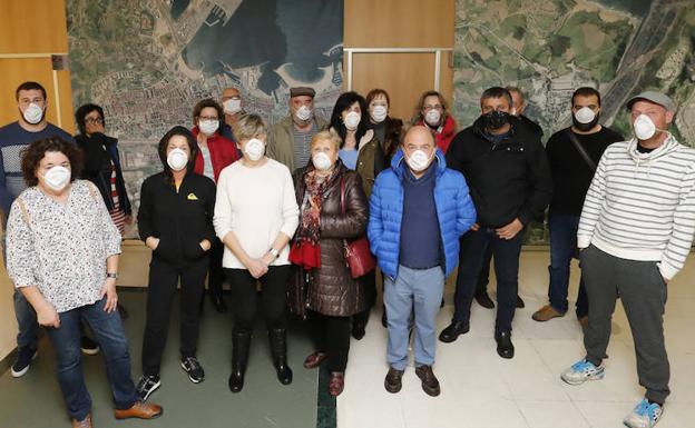 Miembros de la plataforma vecinal de Gijón que lucha contra la contaminación, con las mascarillas puestas.