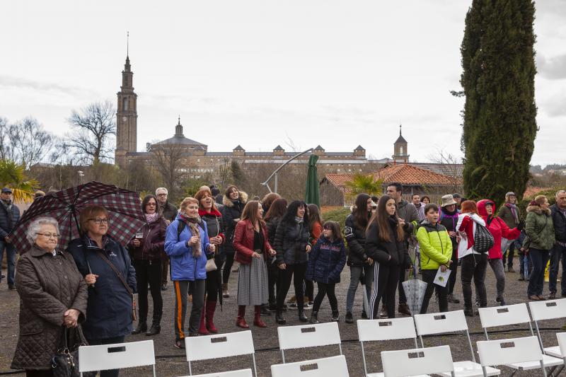 Un paseo en bici desde la plaza Mayor de Gijón, una gincana y una mesa redonda en la que se ha abordado cómo moverse en bici por la ciudad han congregado a un nutrido grupo de personas en el Jardín Botánico, que estos días celebra el equinoccio de primavera. Música, magia y humor han puesto el broche a una jornada que no se ha visto deslucida por la incesante lluvia. 