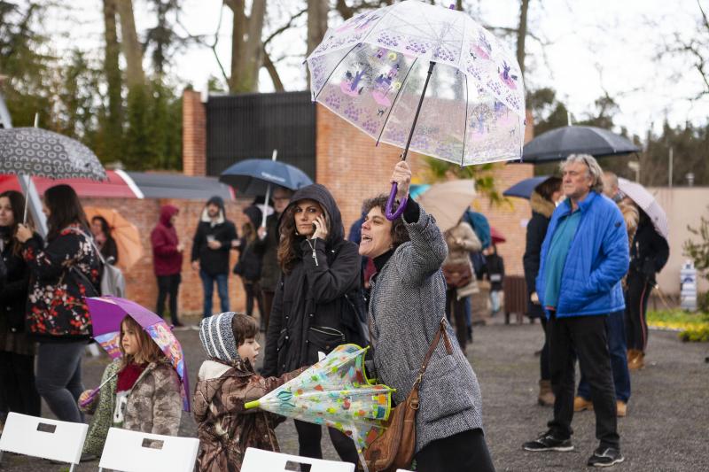 Un paseo en bici desde la plaza Mayor de Gijón, una gincana y una mesa redonda en la que se ha abordado cómo moverse en bici por la ciudad han congregado a un nutrido grupo de personas en el Jardín Botánico, que estos días celebra el equinoccio de primavera. Música, magia y humor han puesto el broche a una jornada que no se ha visto deslucida por la incesante lluvia. 