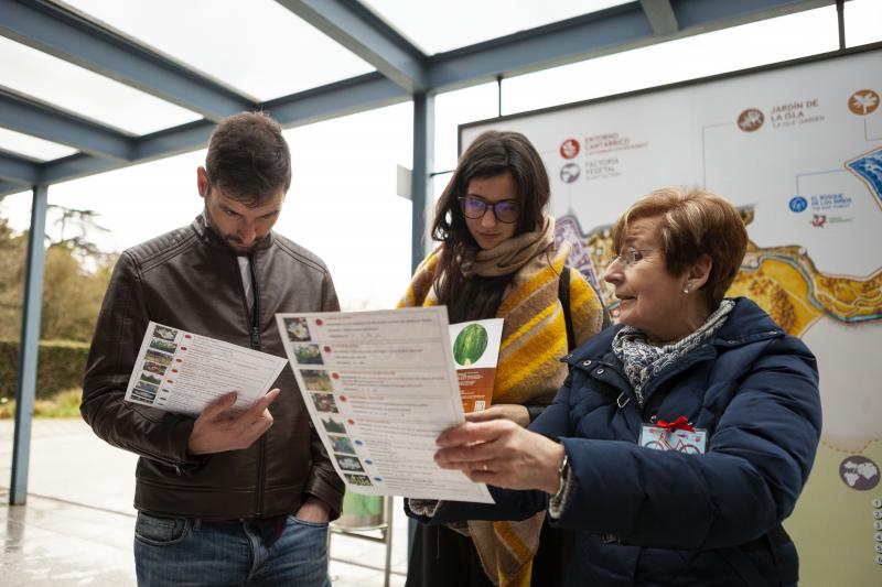Un paseo en bici desde la plaza Mayor de Gijón, una gincana y una mesa redonda en la que se ha abordado cómo moverse en bici por la ciudad han congregado a un nutrido grupo de personas en el Jardín Botánico, que estos días celebra el equinoccio de primavera. Música, magia y humor han puesto el broche a una jornada que no se ha visto deslucida por la incesante lluvia. 